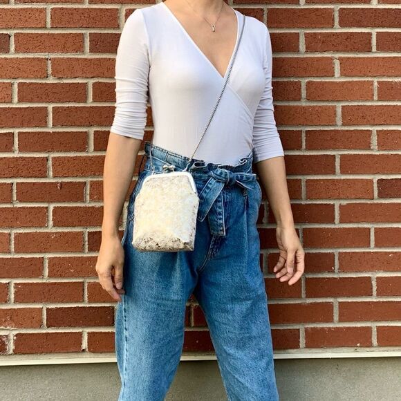 Handmade Vintage Style Genuine Leather Embossed Daisy Kisslock Phone Case/Pouch - Picture 2 of 12